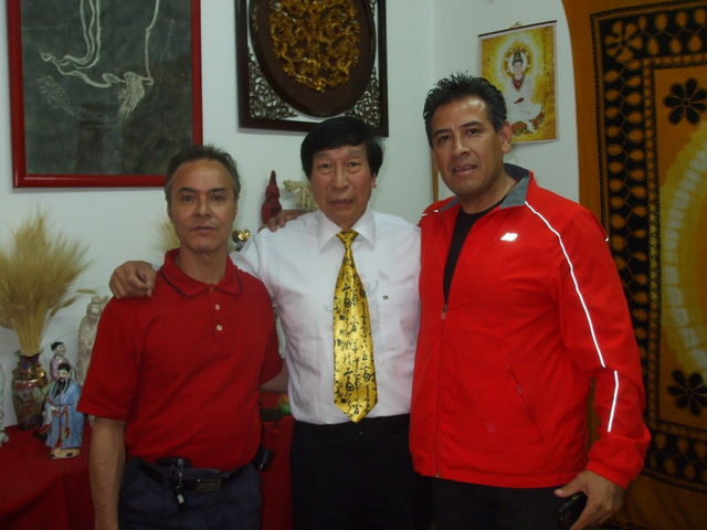 El Gran Maestro Dr. Chiu, posando con su amigo el Gran Maestro Francisco González y José Remis.