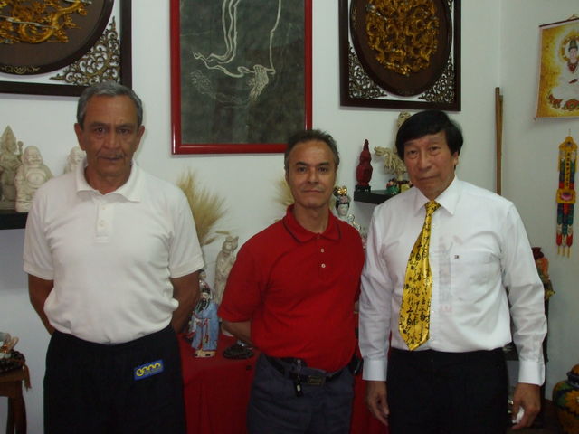 El Maestro Francisco González junto a uno de sus alumnos y con su amigo el Gran Maestro Dr. Chiu Chi Ling.