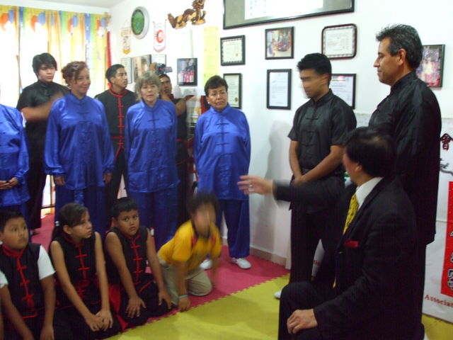 El Gran Maestro Chiu, les hace saber a los alumnos de José Remis que ahora el será su Sigung.