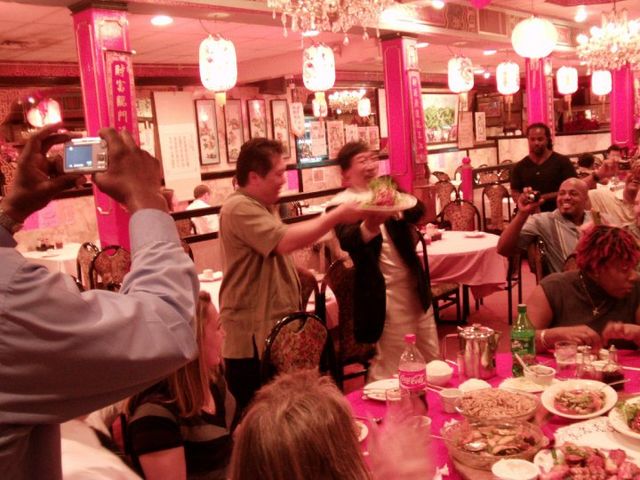 Todos a disfrutar la deliciosa Cena!!!, parece decir el Gran Maestro Dr. Chiu Chi Ling.
