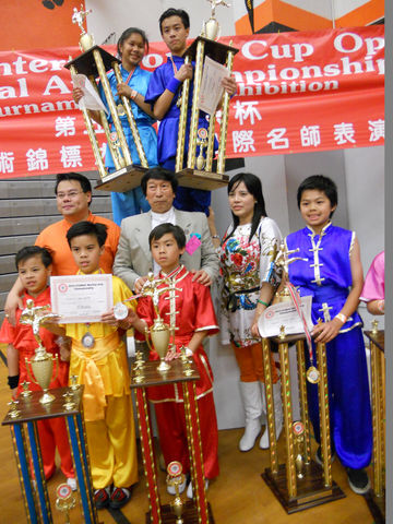 Todos unos campeones junto al Gran Maestro Dr. Chiu Chi Ling 10º Dan.