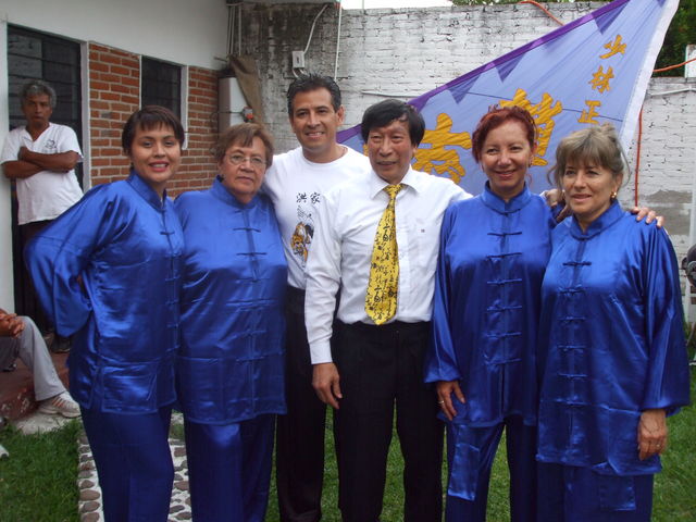 El Gran Maestro Chiu posando junto a Paty, Margarita, Yolinsky, Adriana y su discípulo José Remis.