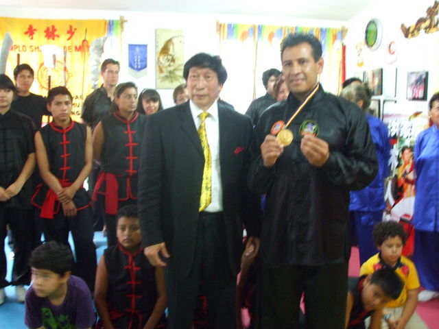 El Gran Maestro Dr. Chiu Chi Ling posando junto a su discípulo José Remis.