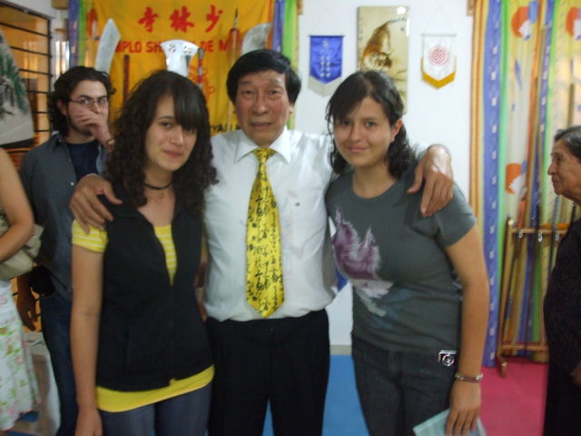 El Gran Maestro Chiu junto a Nora y Valeria Pineda.