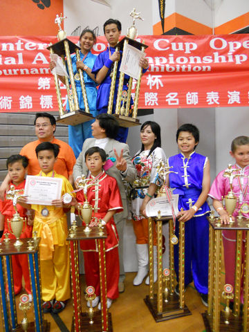El Gran Maestro 10º Dan Dr. Chiu Chi Ling, posando con un grupo de pequeños Campeones.