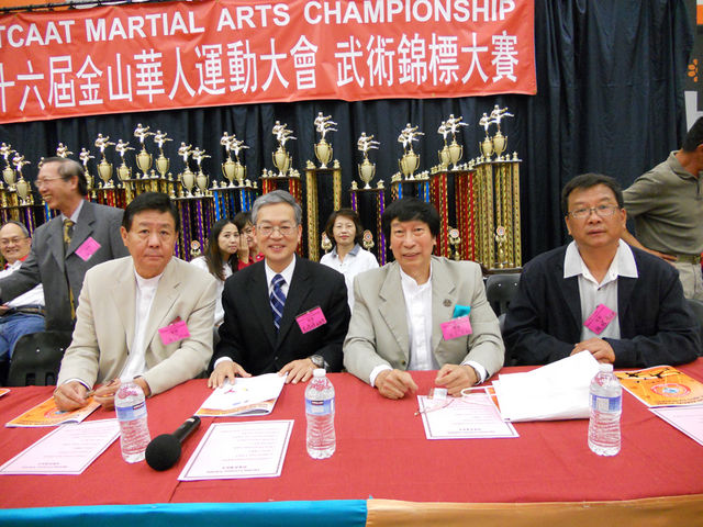 El Gran Maestro Dr. Chiu Chi Ling junto a los jueces del 5º Campeonato de Artes Marciales Chinas en USA