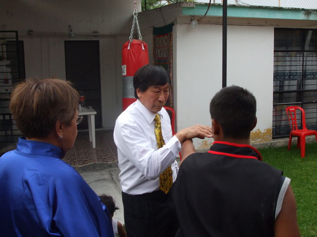 El Gran Maestro Dr. Chiu, enseñando en el Kwoon de su discípulo y representante en México José Remis.