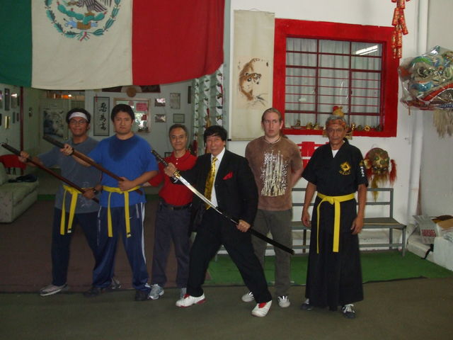 El Gran Maestro 10º Dan Dr. Chiu Chi Ling, posando con un grupo de practicantes de sable coreano junto a su amigo el Gran Maestro Francisco González.